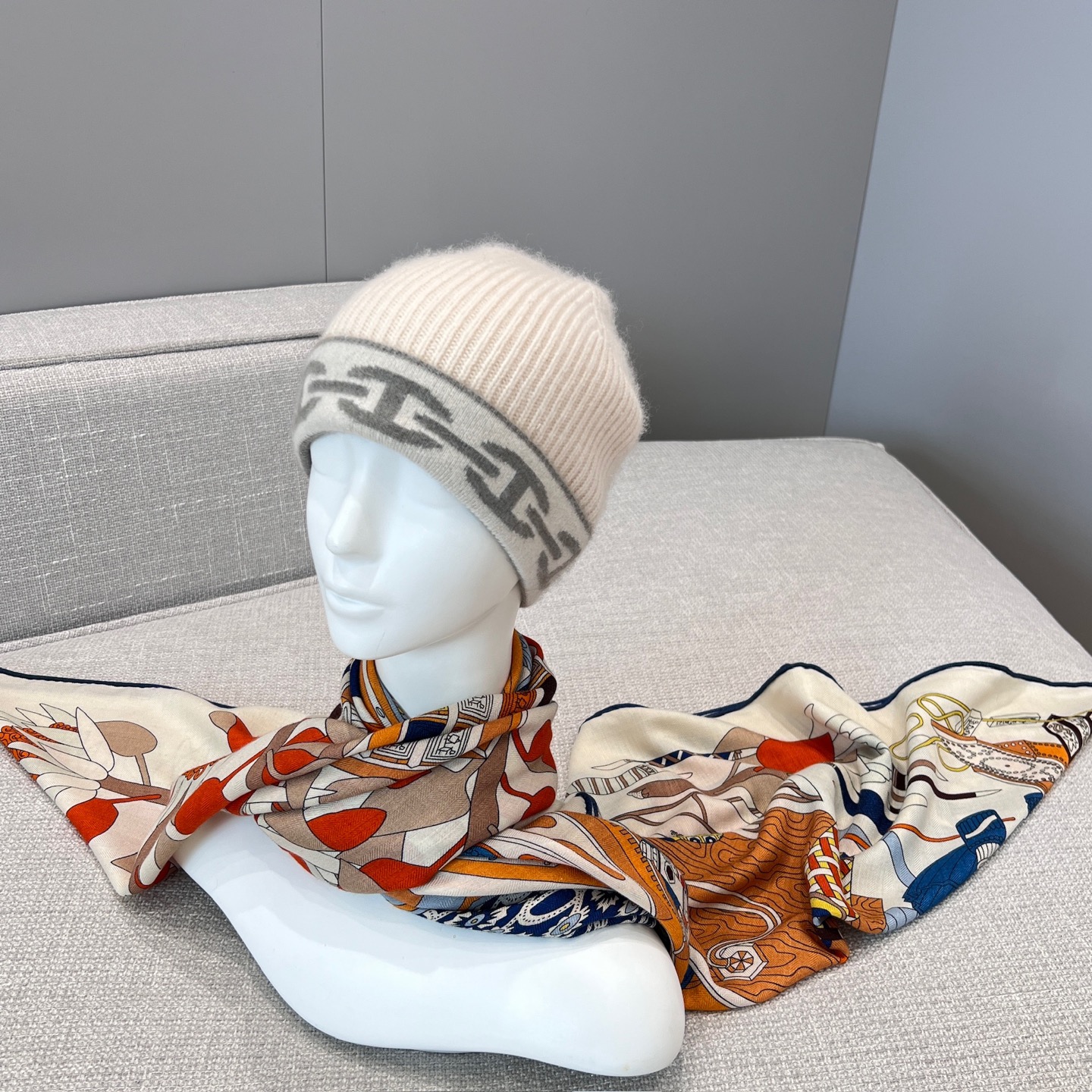 Bagsaaa H**me5 Scarf - 136x137cm (1)