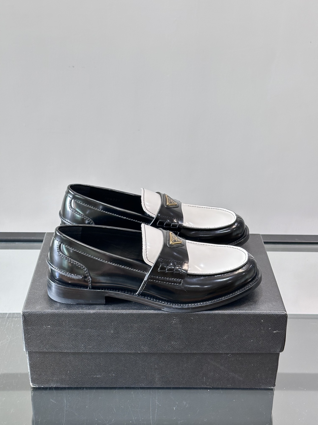Bagsaaa Pra*a Two-tone brushed leather loafers