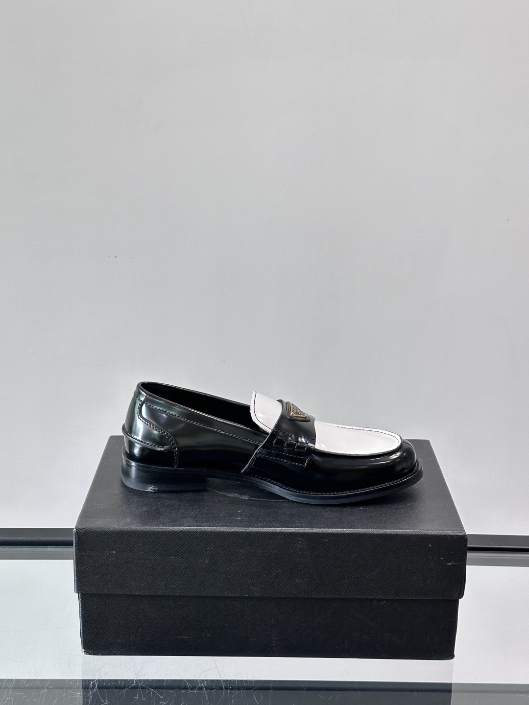 Bagsaaa Pra*a Two-tone brushed leather loafers