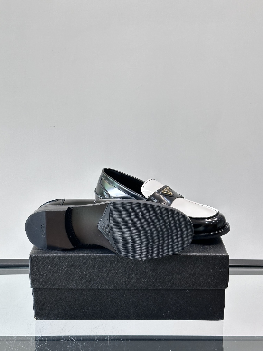 Bagsaaa Pra*a Two-tone brushed leather loafers