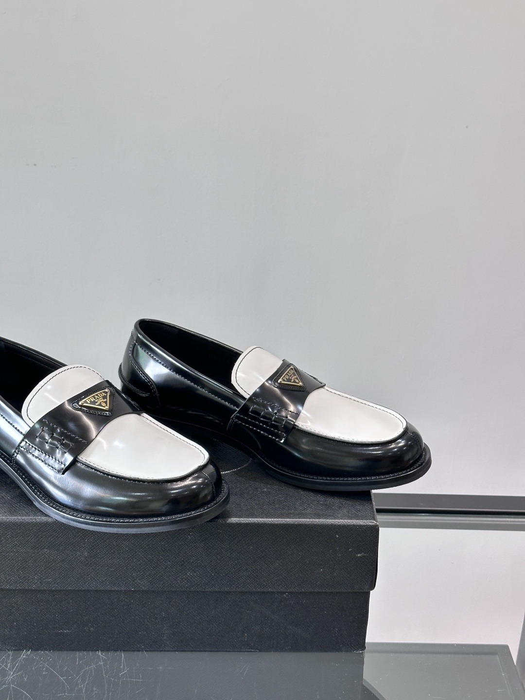 Bagsaaa Pra*a Two-tone brushed leather loafers