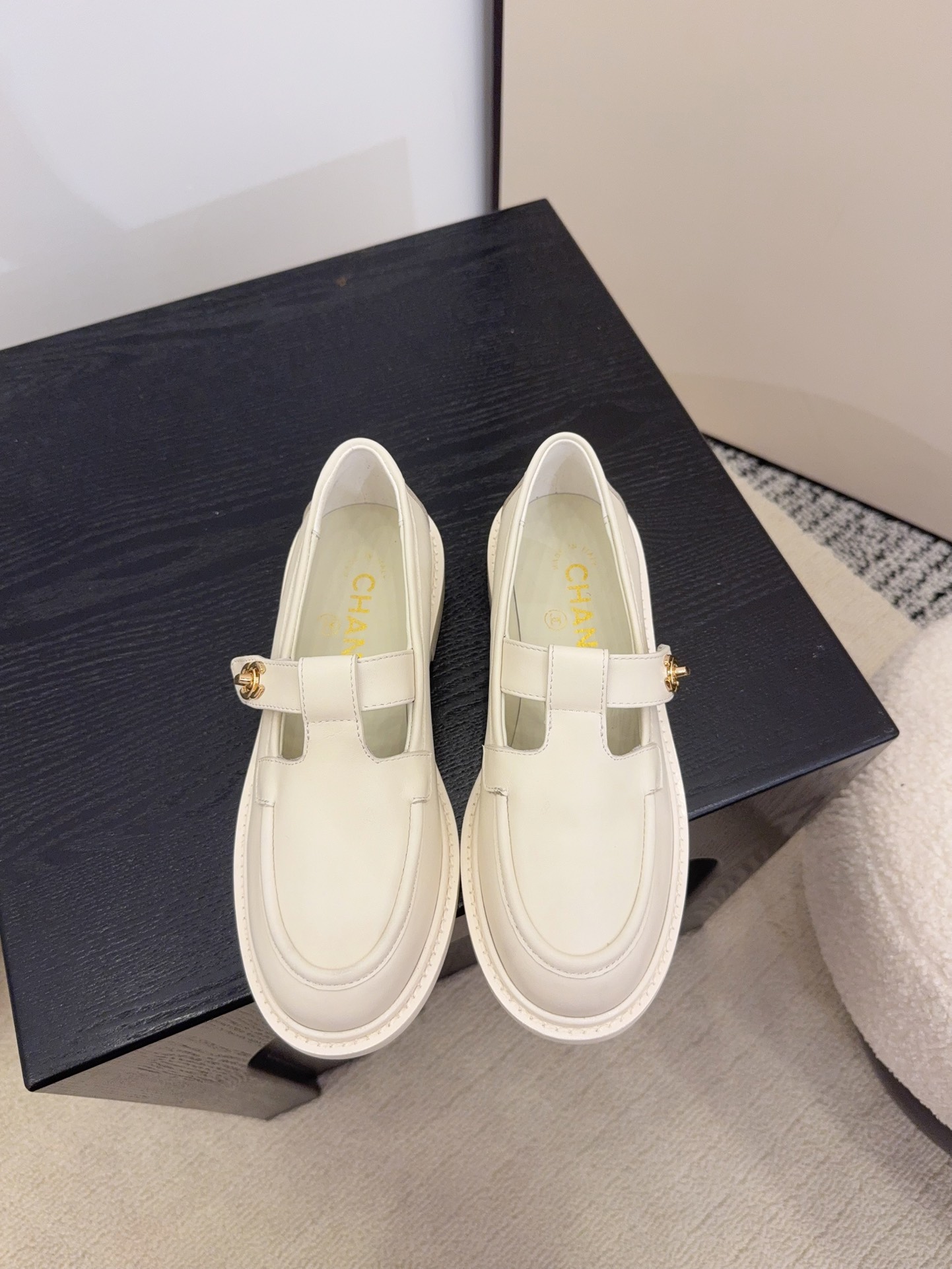 Bagsaaa Ch**el Mocassins G46799 white
