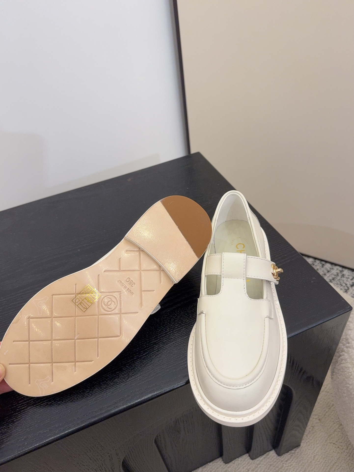 Bagsaaa Ch**el Mocassins G46799 white