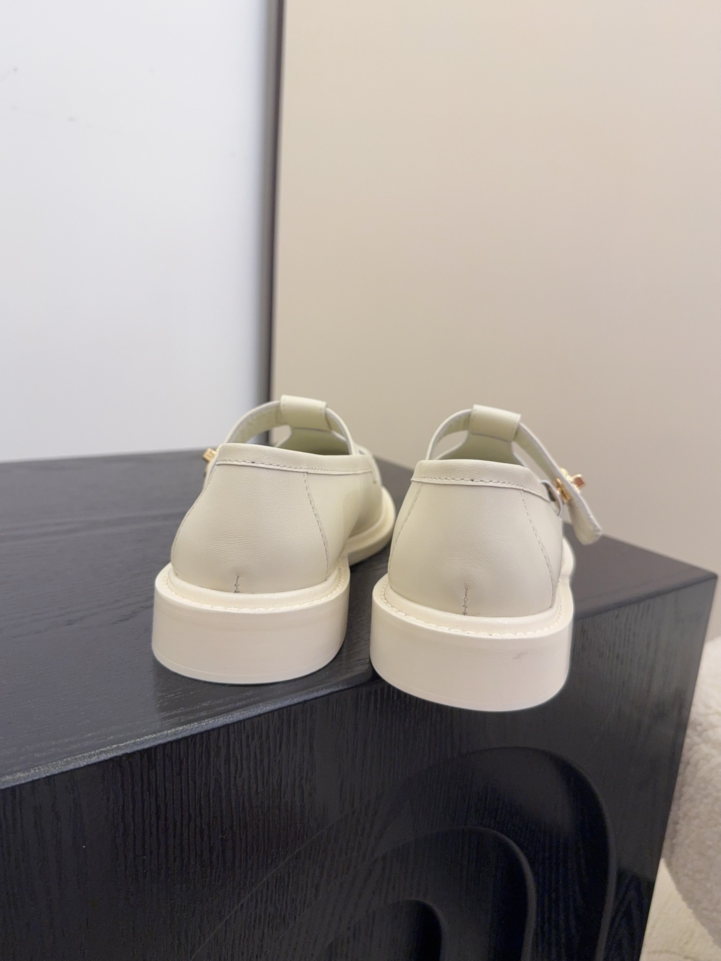 Bagsaaa Ch**el Mocassins G46799 white