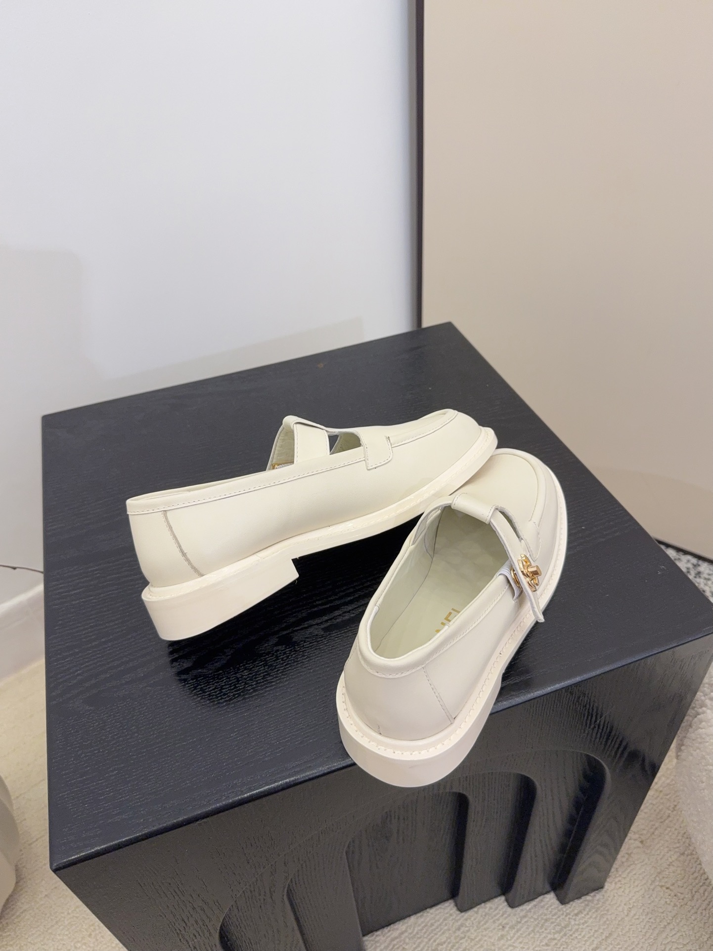 Bagsaaa Ch**el Mocassins G46799 white