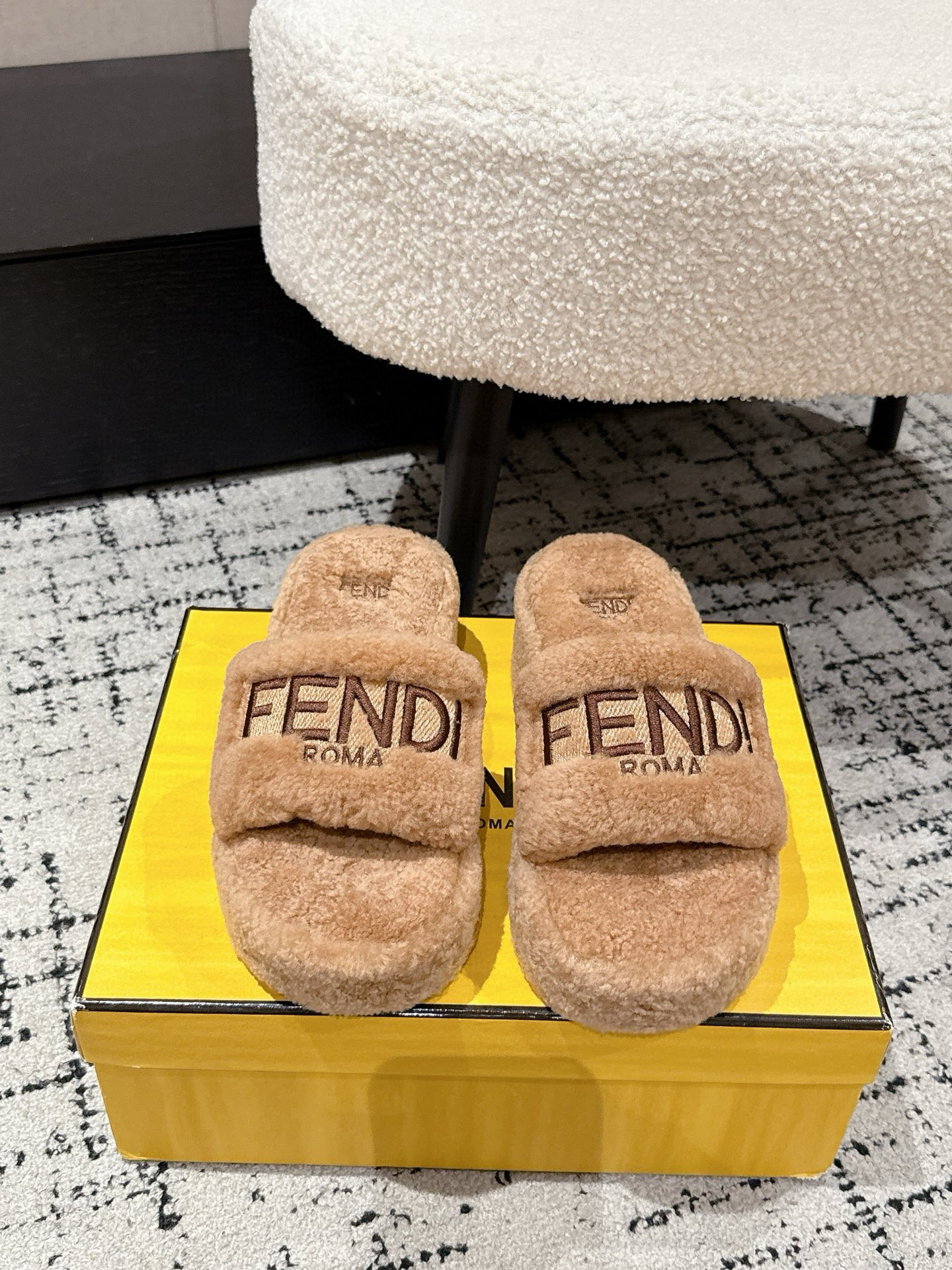 Bagsaaa F**di Roma slippers beige
