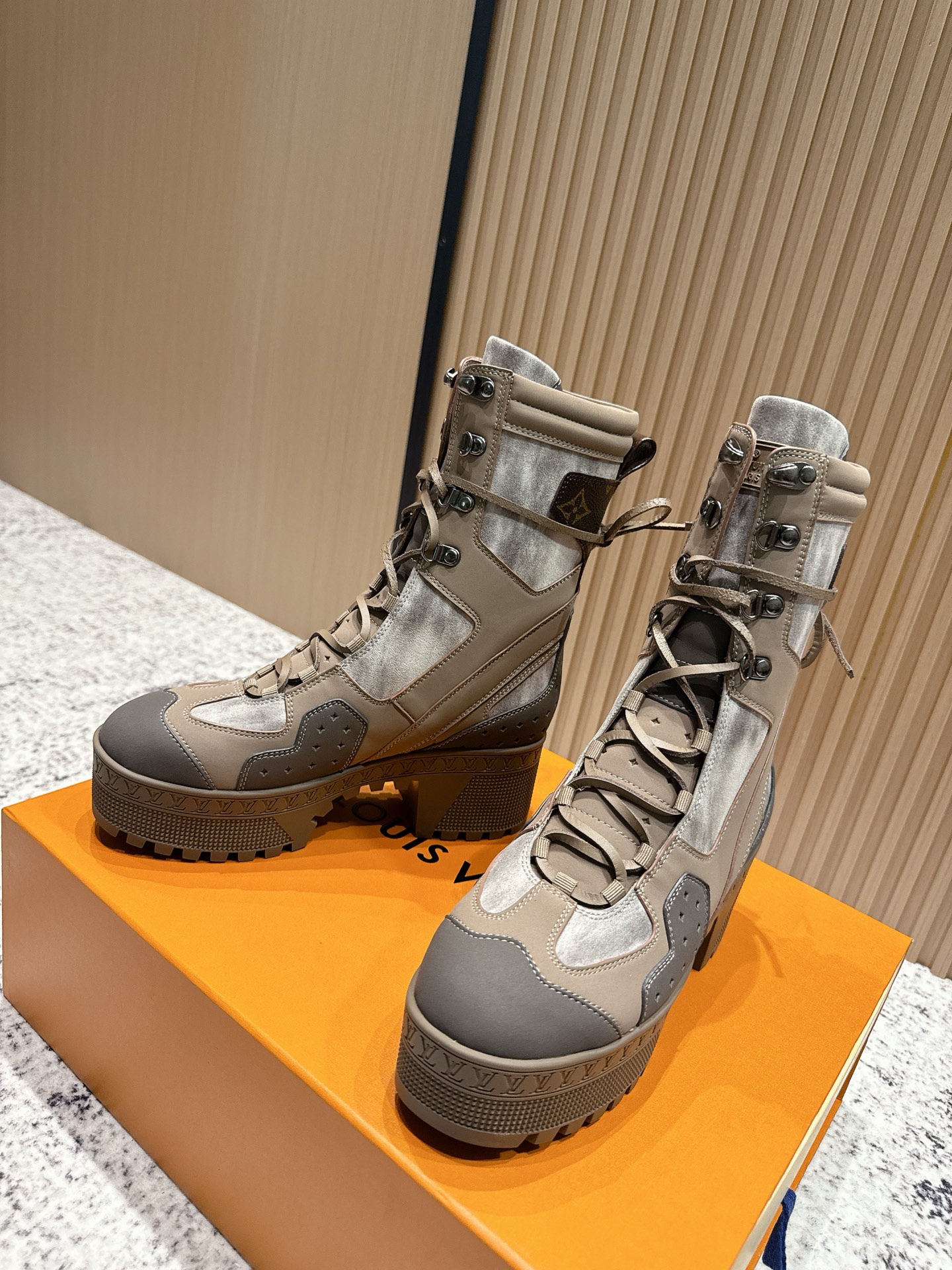 Bagsaaa LV Laureate Platform Desert Boot Taupe Brown