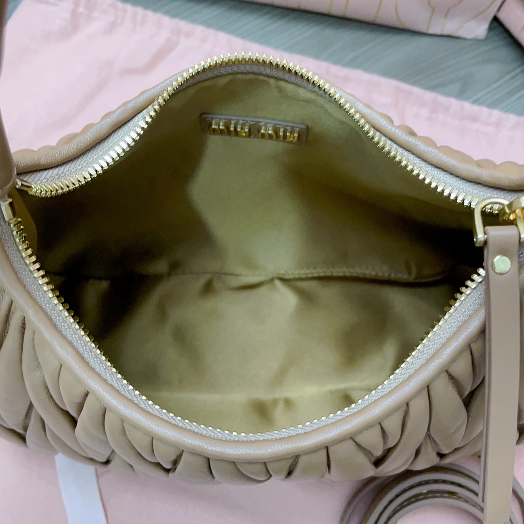 Bagsaaa Miu Miu Wander matelassé nappa leather hobo bag 5BC153 caramel - 25cm