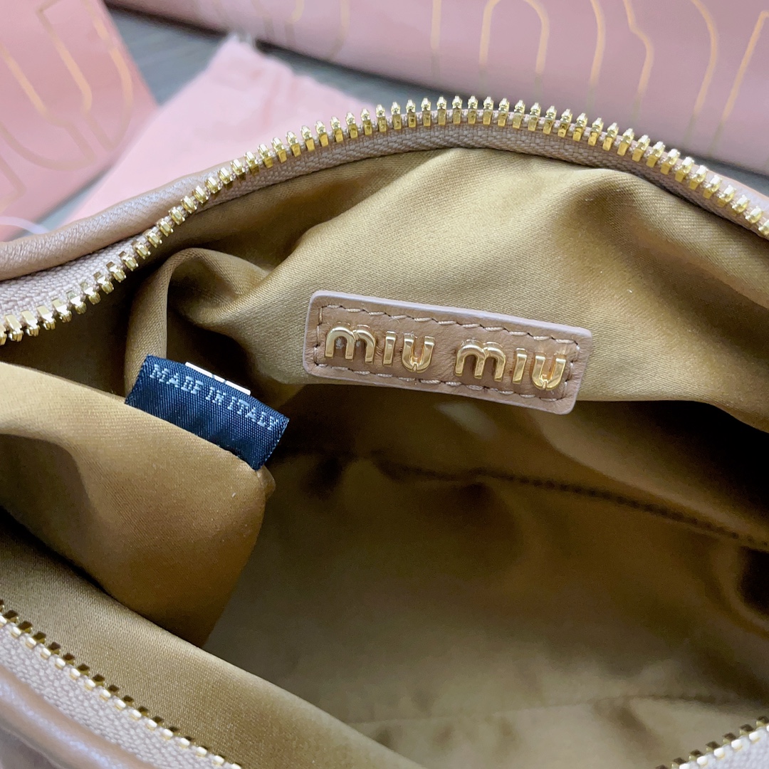 Bagsaaa Miu Miu Wander matelassé nappa leather hobo bag 5BC153 caramel - 25cm