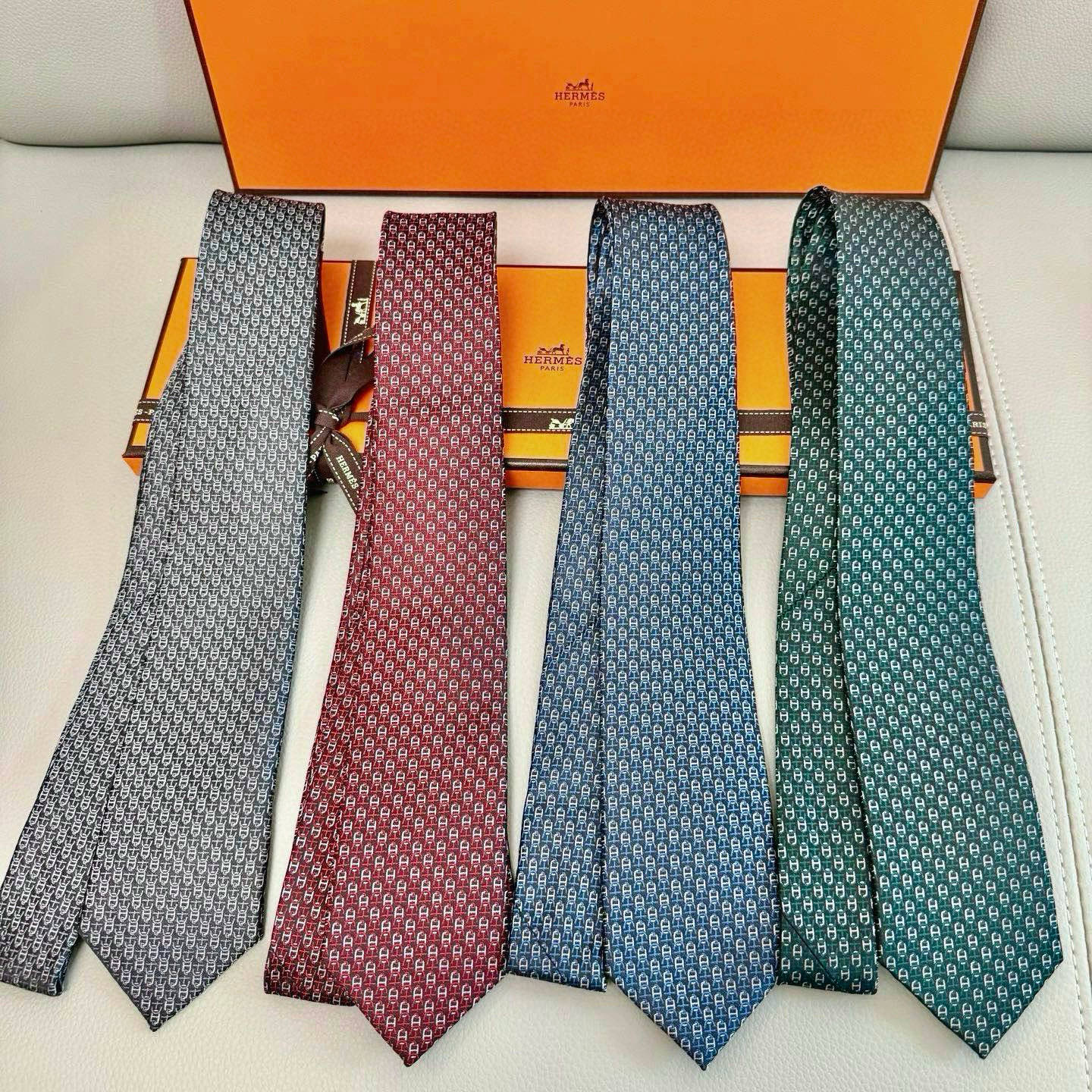 Bagsaaa H**me5 Set 4 Ties (2)