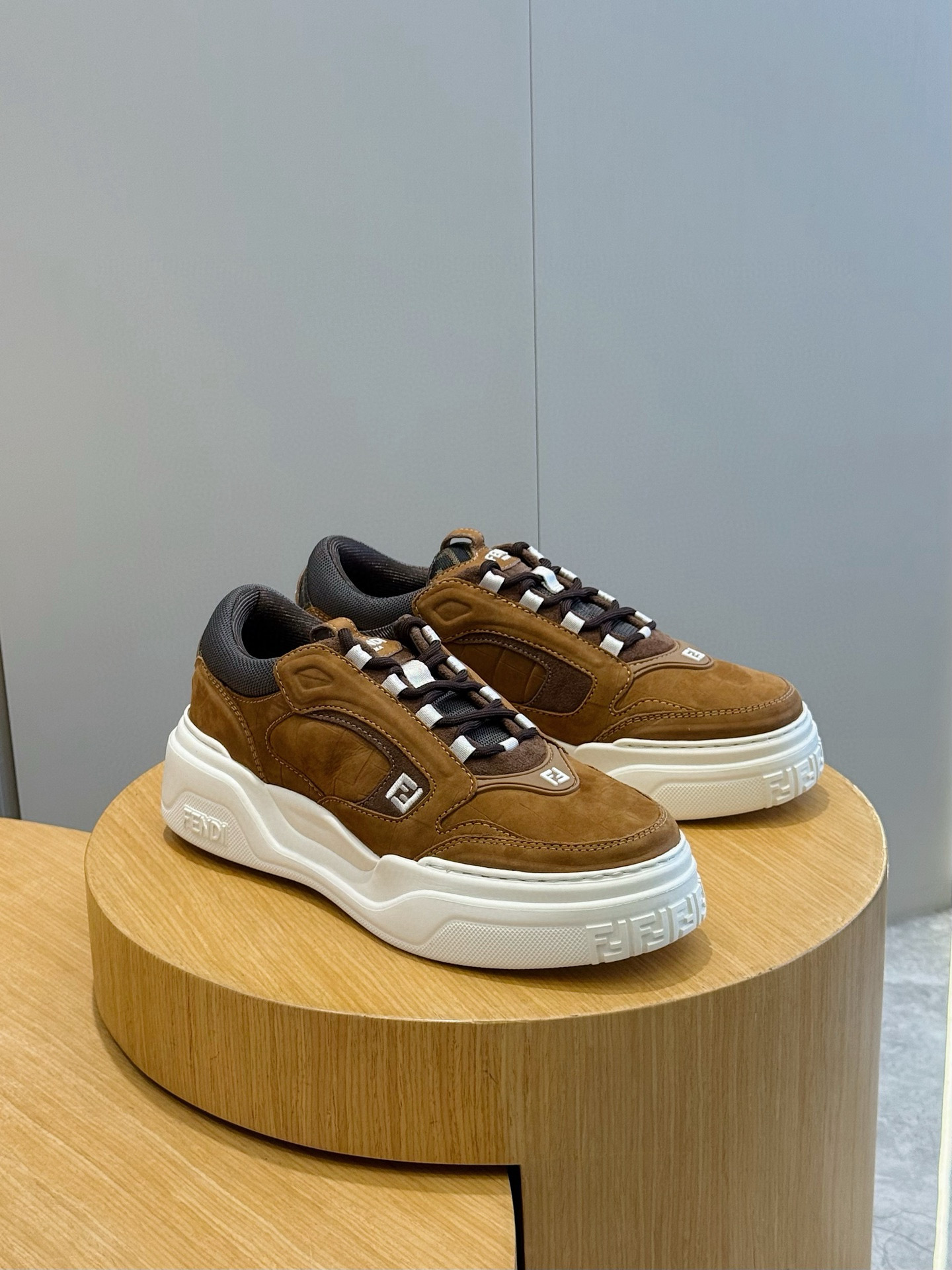 Bagsaaa F**di Force low-top sneakers in brown suede