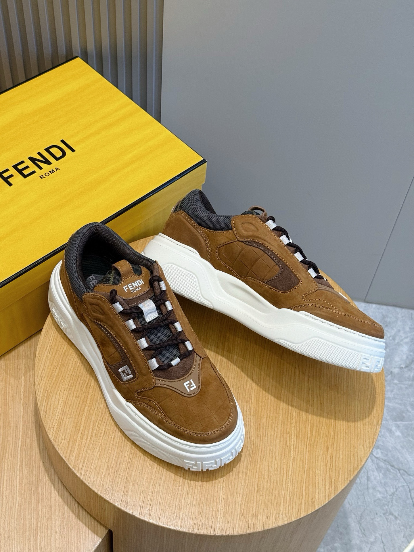 Bagsaaa F**di Force low-top sneakers in brown suede