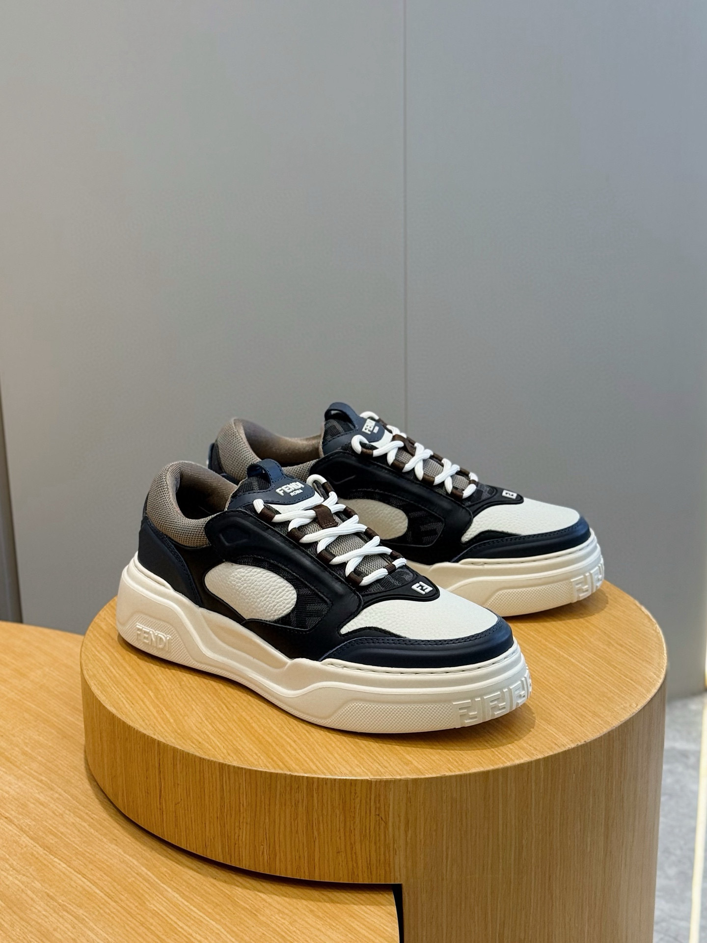 Bagsaaa F**di Force sneakers
