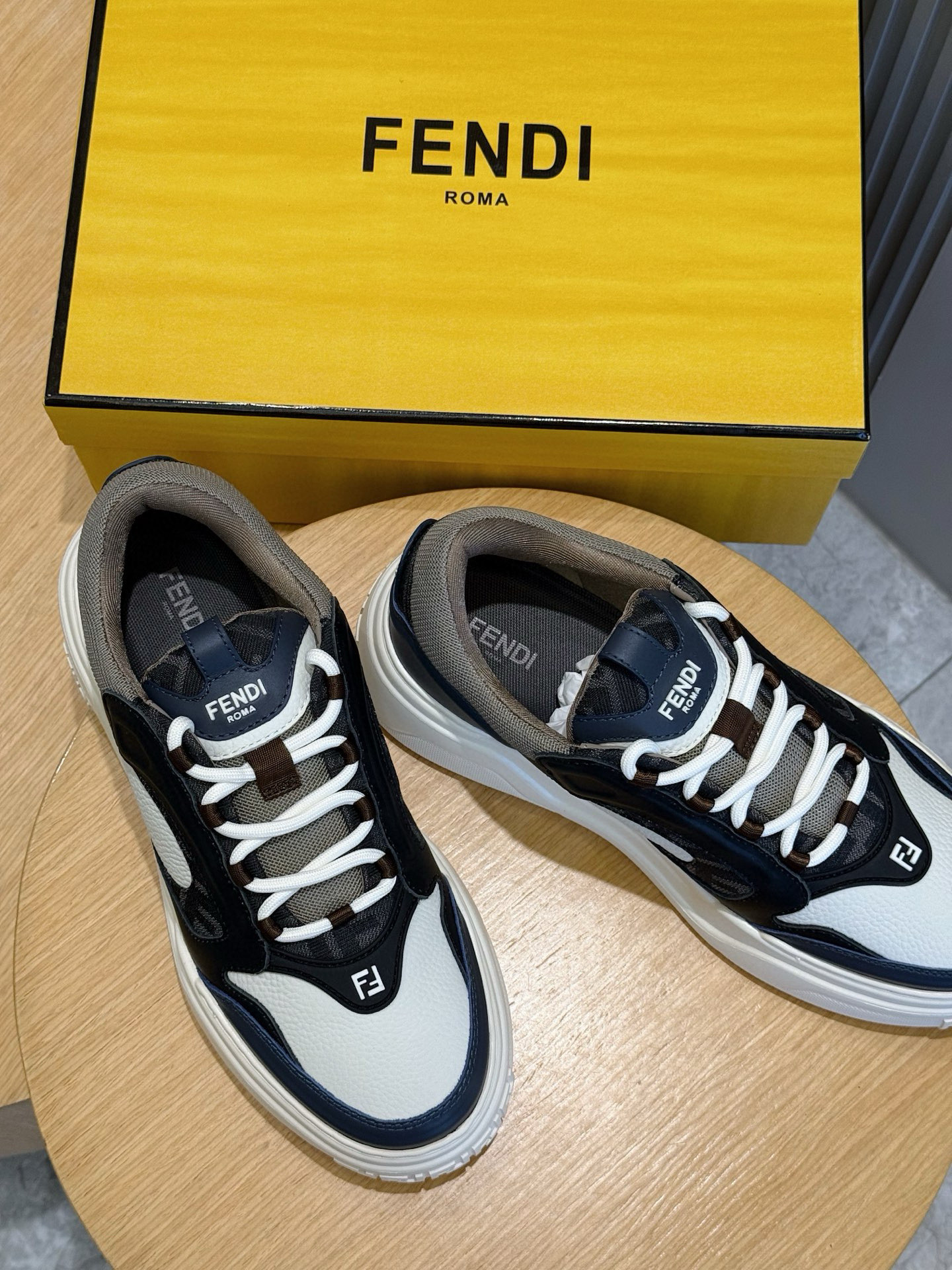 Bagsaaa F**di Force sneakers