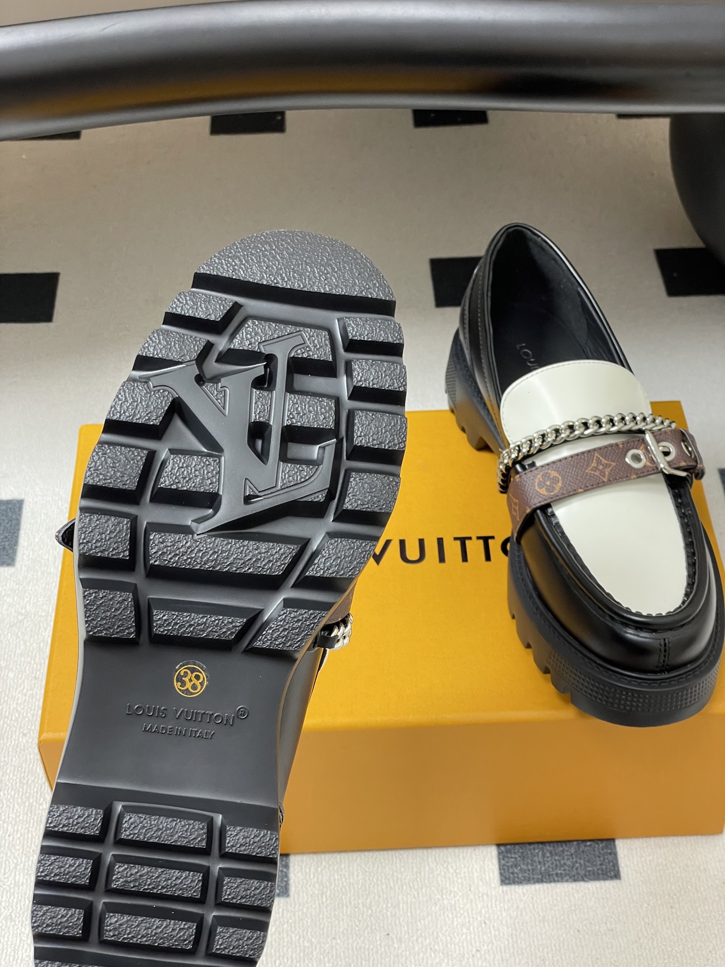 Bagsaaa LV District Flat Loafer black & white
