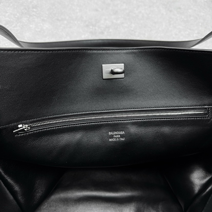 Bagsaaa Ba1en*iaga Rodeo Tote Bag in black - 38cm