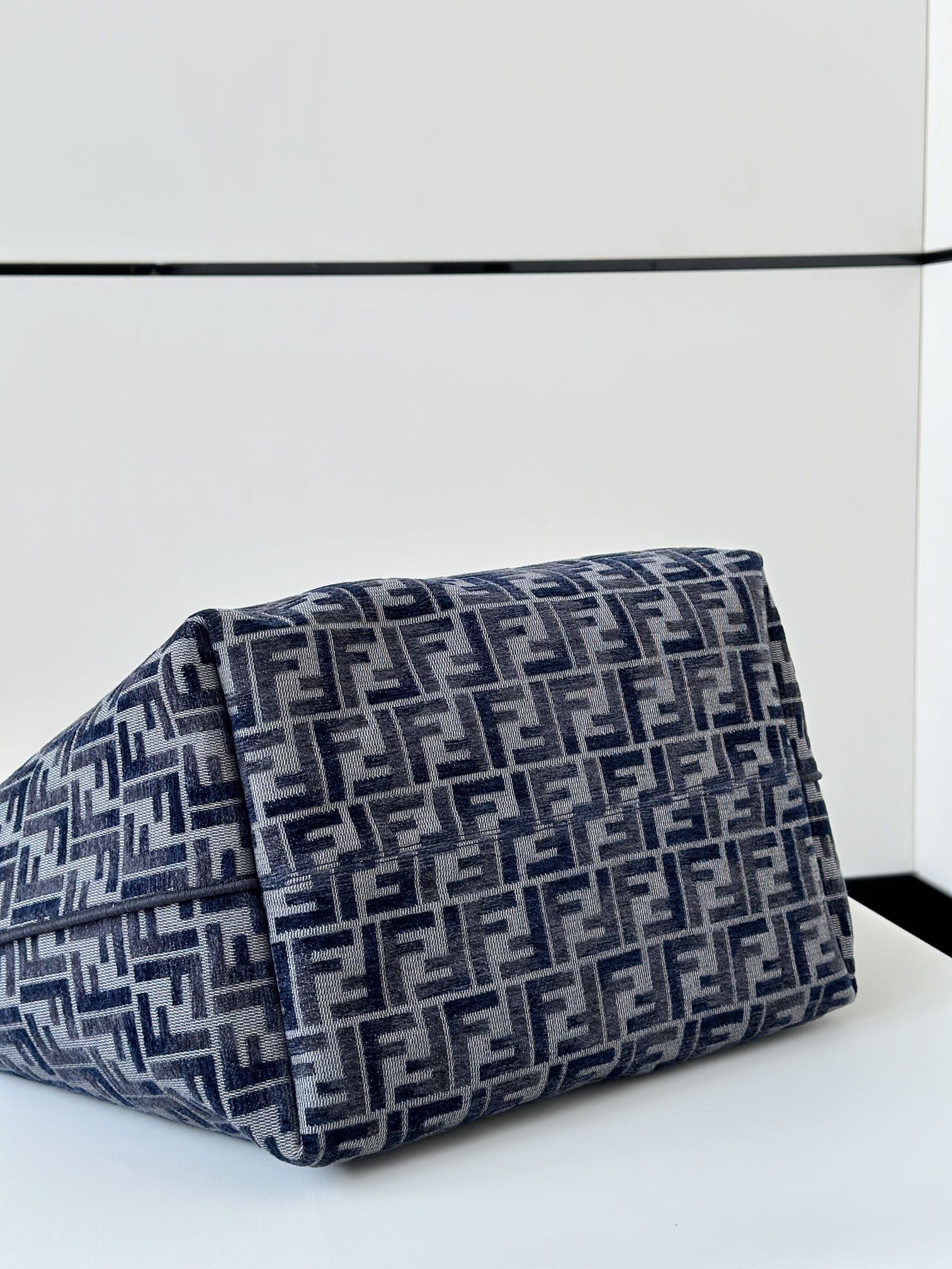 Bagsaaa F**di Roll Large Dark blue denim-effect FF jacquard reversible shopper - 35cm