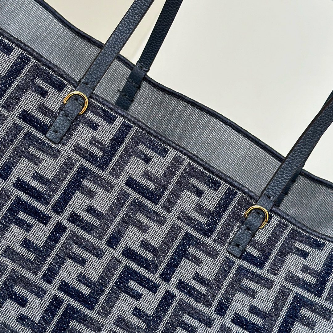 Bagsaaa F**di Roll Large Dark blue denim-effect FF jacquard reversible shopper - 35cm