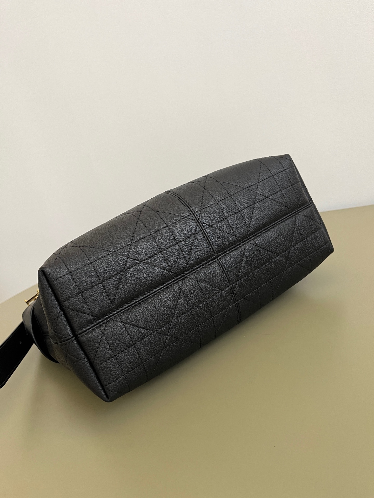Bagsaaa Medium D10r Voyage Bag Black Flat Macrocannage Crinkled Calfskin - 28cm