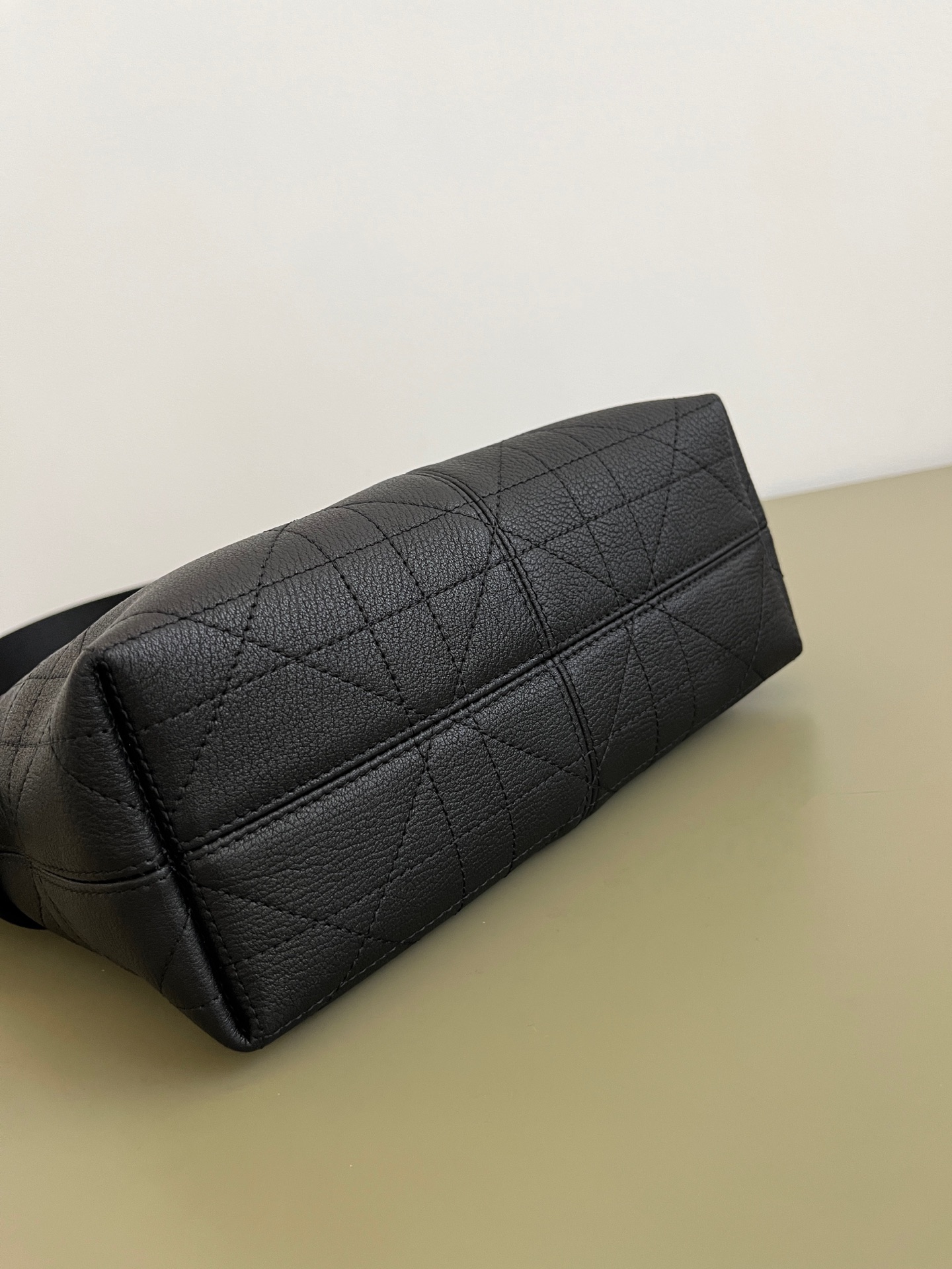 Bagsaaa Small D10r Voyage Bag Black Flat Macrocannage Grained Calfskin - 22cm