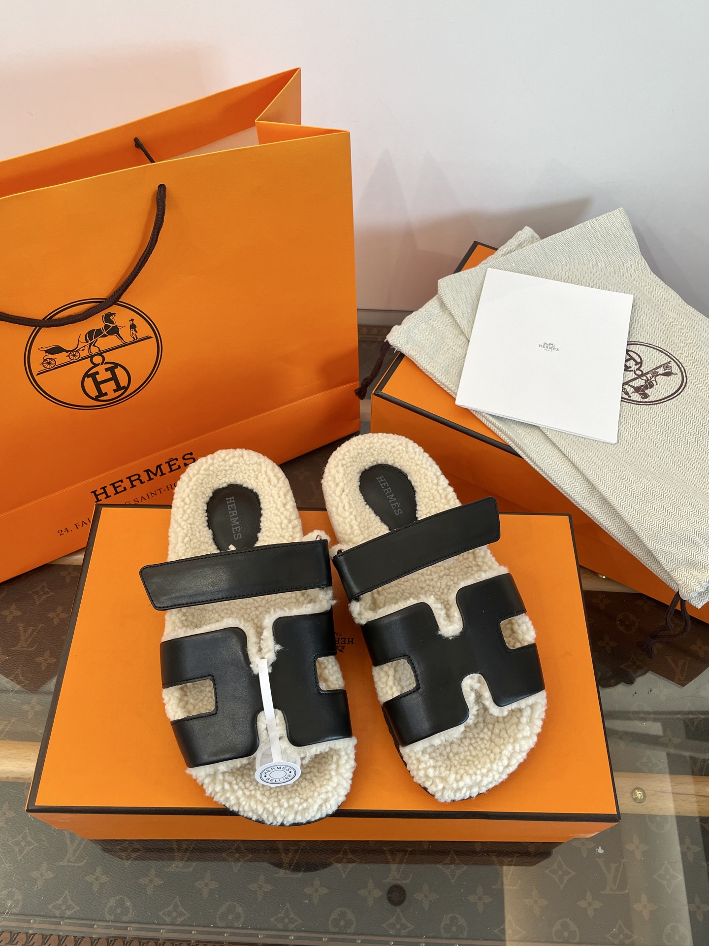 Bagsaaa H**me5 Chypre sandal black & shearling