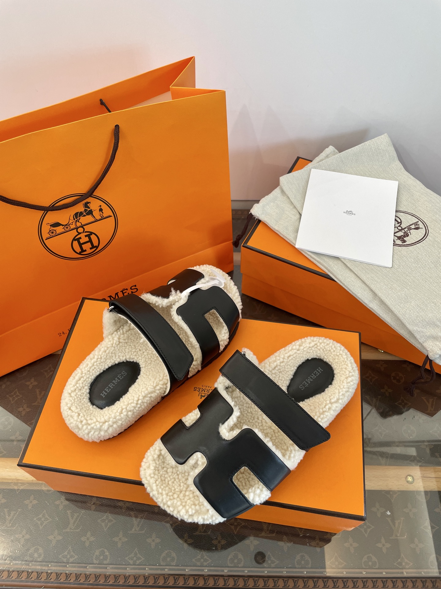 Bagsaaa H**me5 Chypre sandal black & shearling