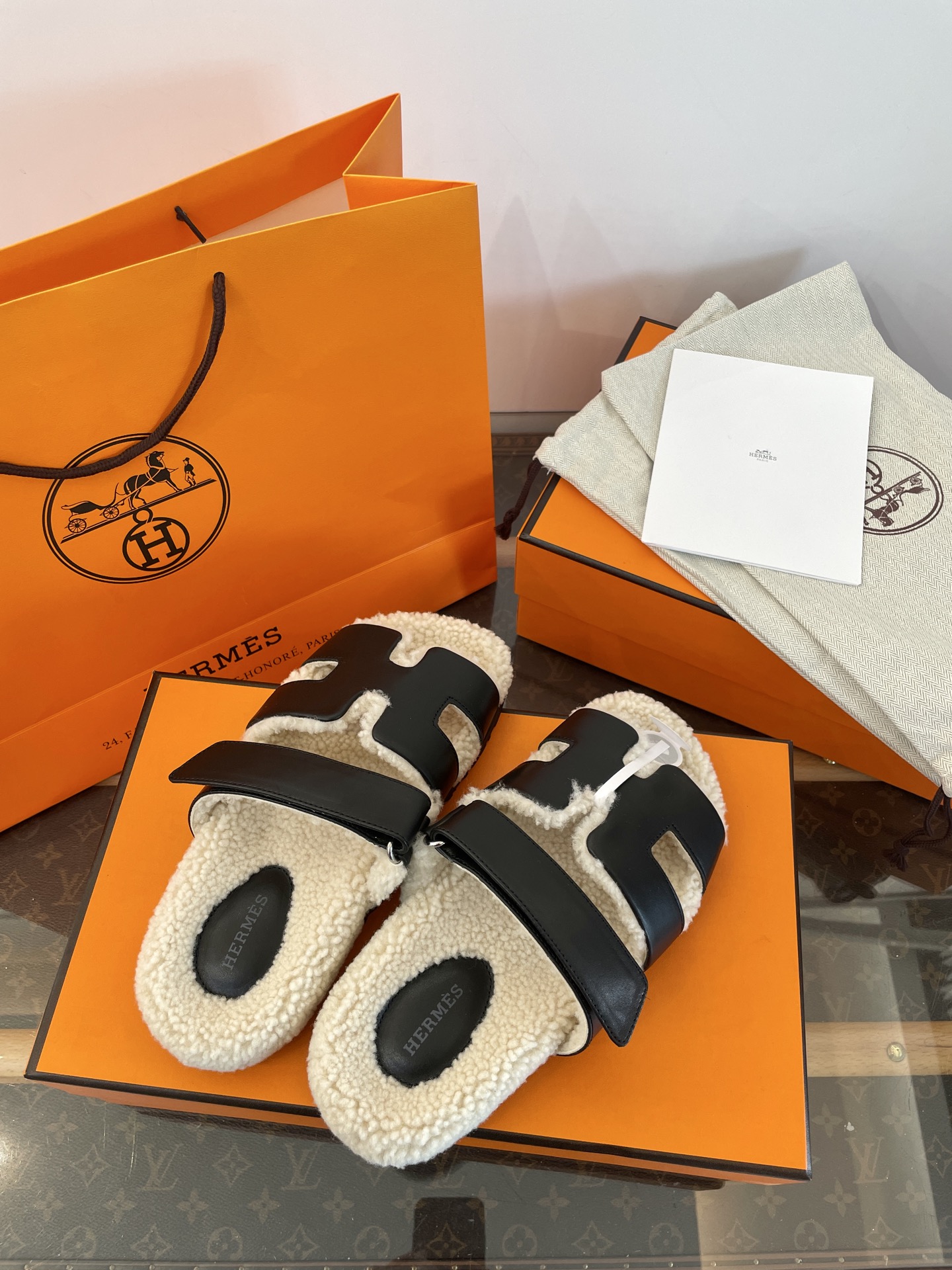 Bagsaaa H**me5 Chypre sandal black & shearling