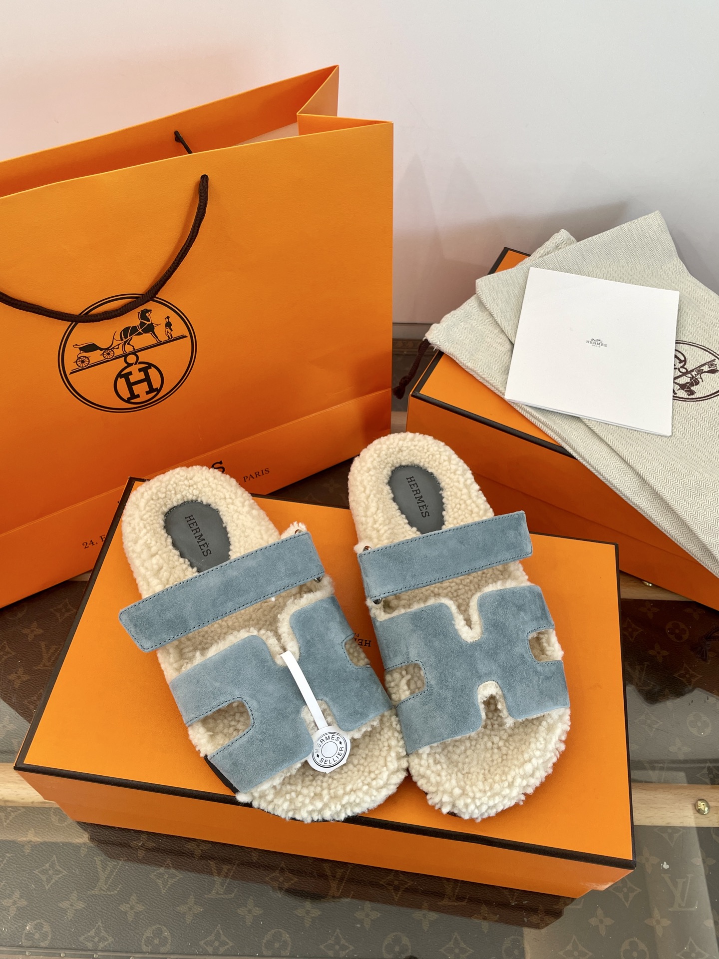 Bagsaaa H**me5 Chypre sandal blue & shearling