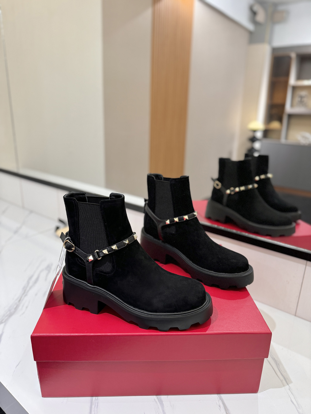 Bagsaaa Va1e*ntin0 Garavani Rockstud 55 suede ankle boots in black