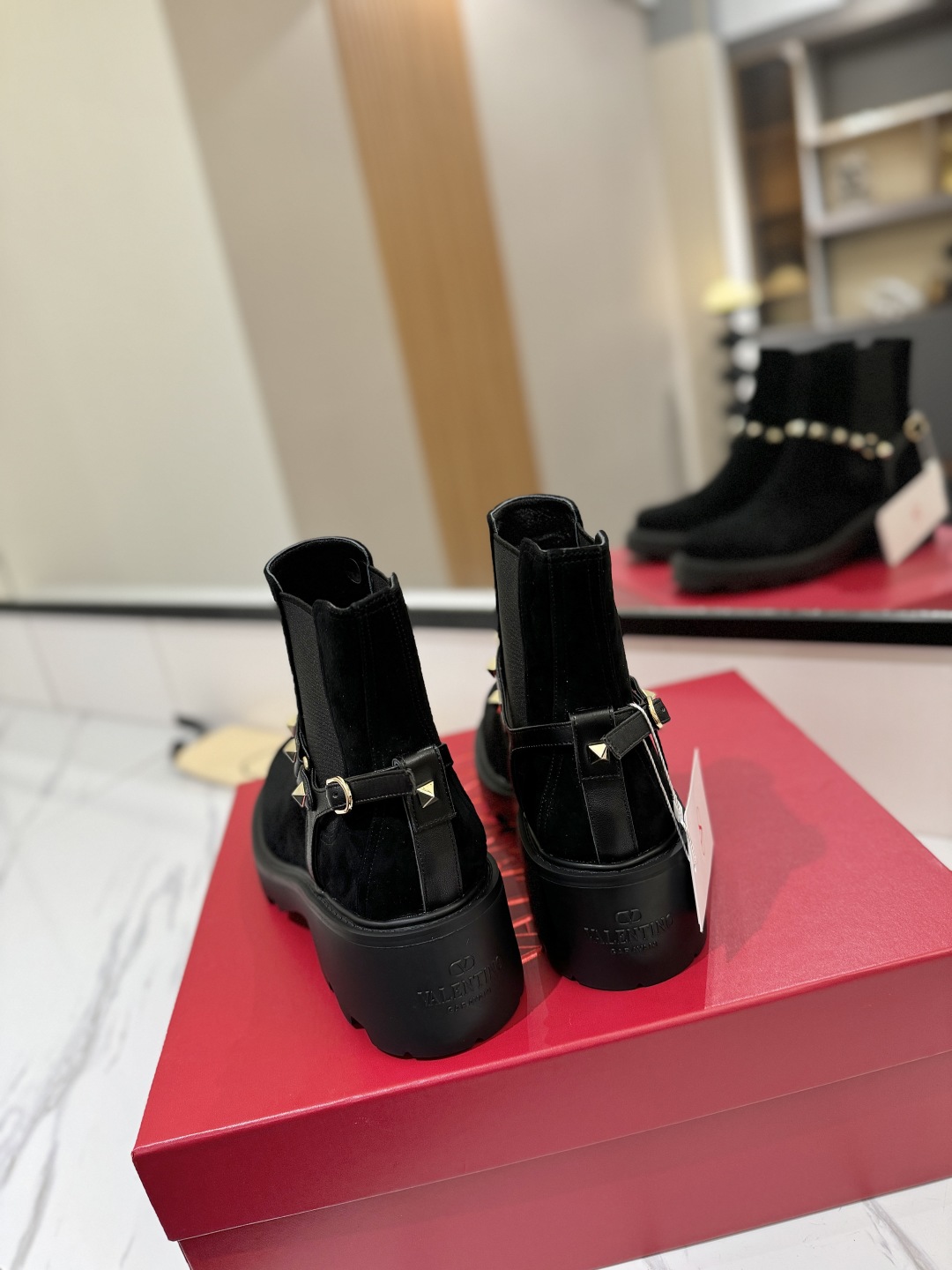 Bagsaaa Va1e*ntin0 Garavani Rockstud 55 suede ankle boots in black