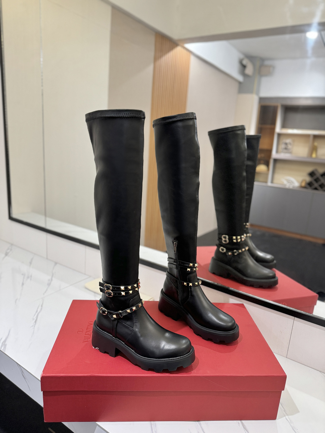Bagsaaa Va1e*ntin0 Garavani Rockstud leather combat boots black