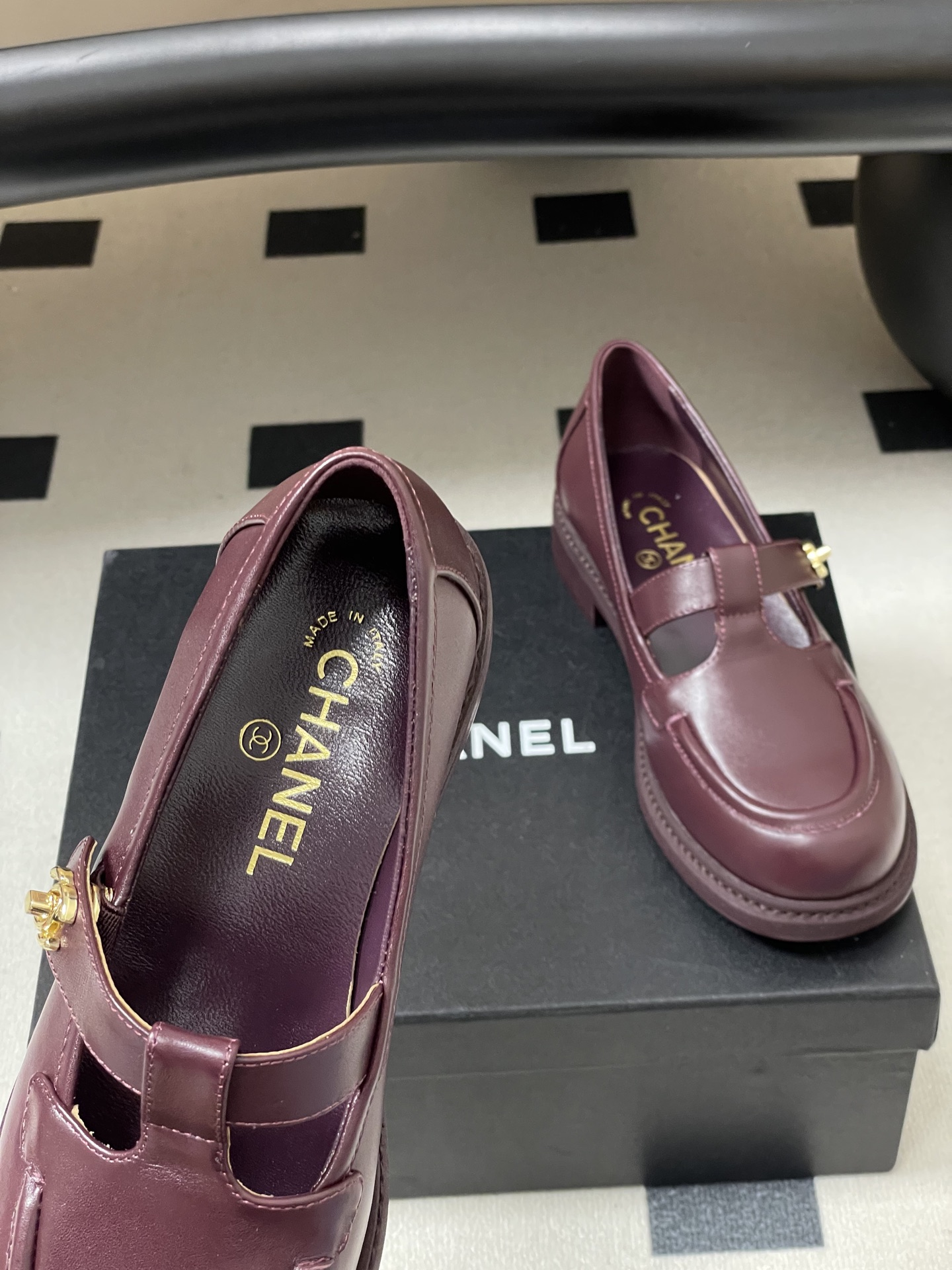 Bagsaaa Ch**el Mocassins G46799 burgundy