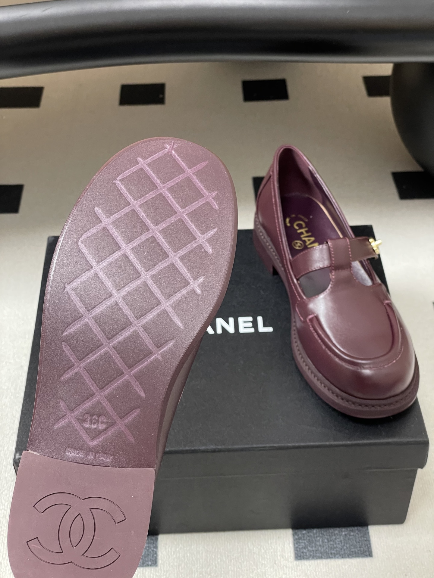 Bagsaaa Ch**el Mocassins G46799 burgundy