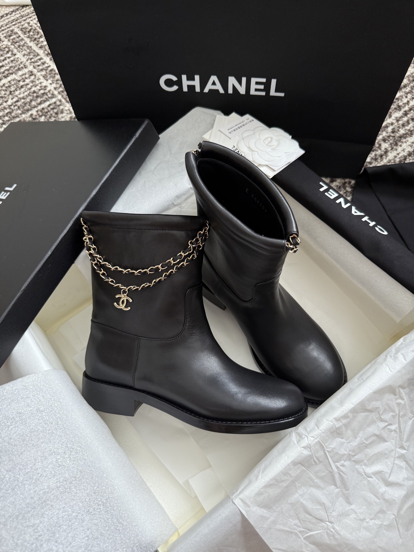Bagsaaa Ch**el black leather boots with gold chain