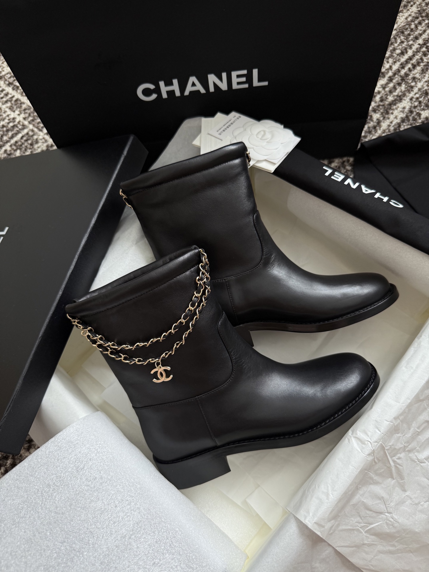 Bagsaaa Ch**el black leather boots with gold chain