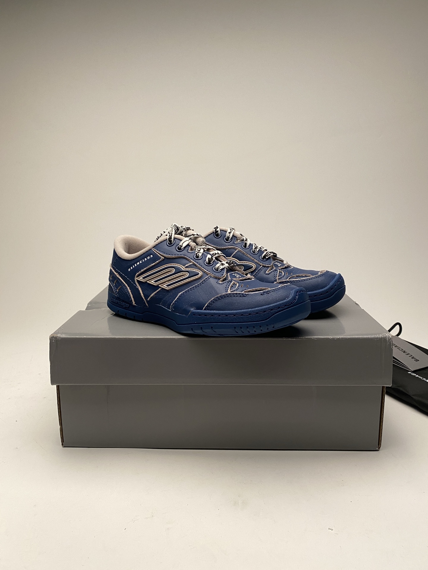 Bagsaaa Ba1en*iaga Hamptons Worn-Out sneakers in blue