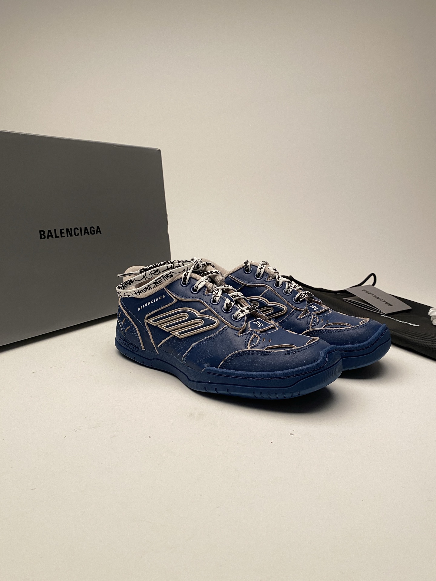 Bagsaaa Ba1en*iaga Hamptons Worn-Out sneakers in blue