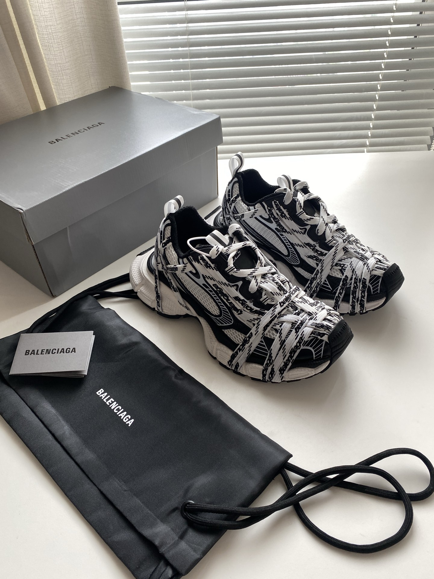 Bagsaaa Ba1en*iaga 3XL Extreme Laces Logo sneakers in white and black