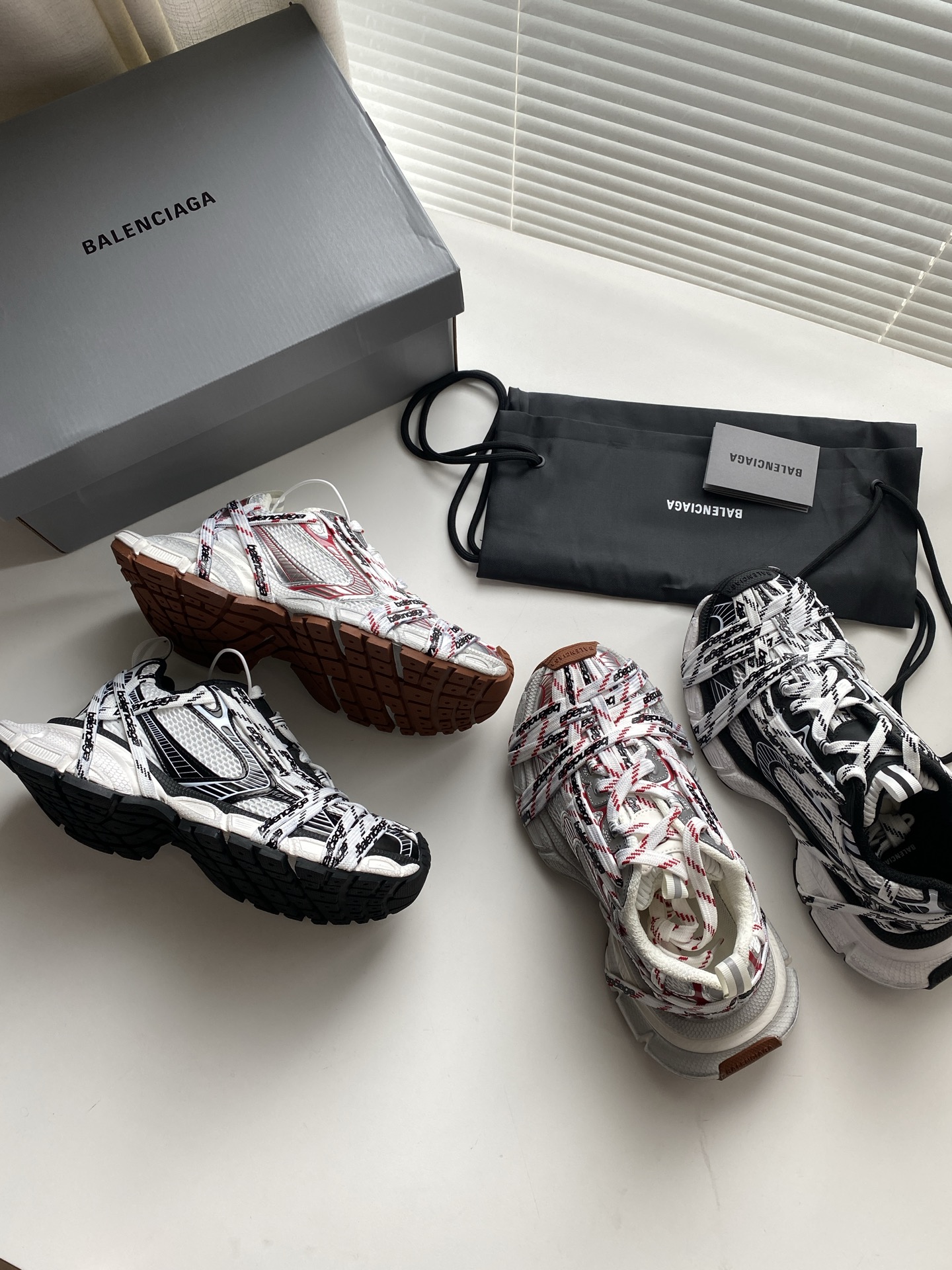 Bagsaaa Ba1en*iaga 3XL Extreme Laces Logo sneakers in white and black