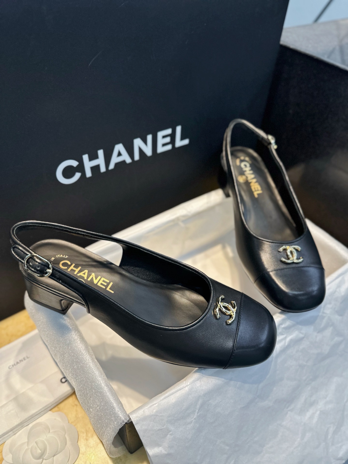 Bagsaaa Ch**el slingback pumps in black leather with a gold-tone CC logo