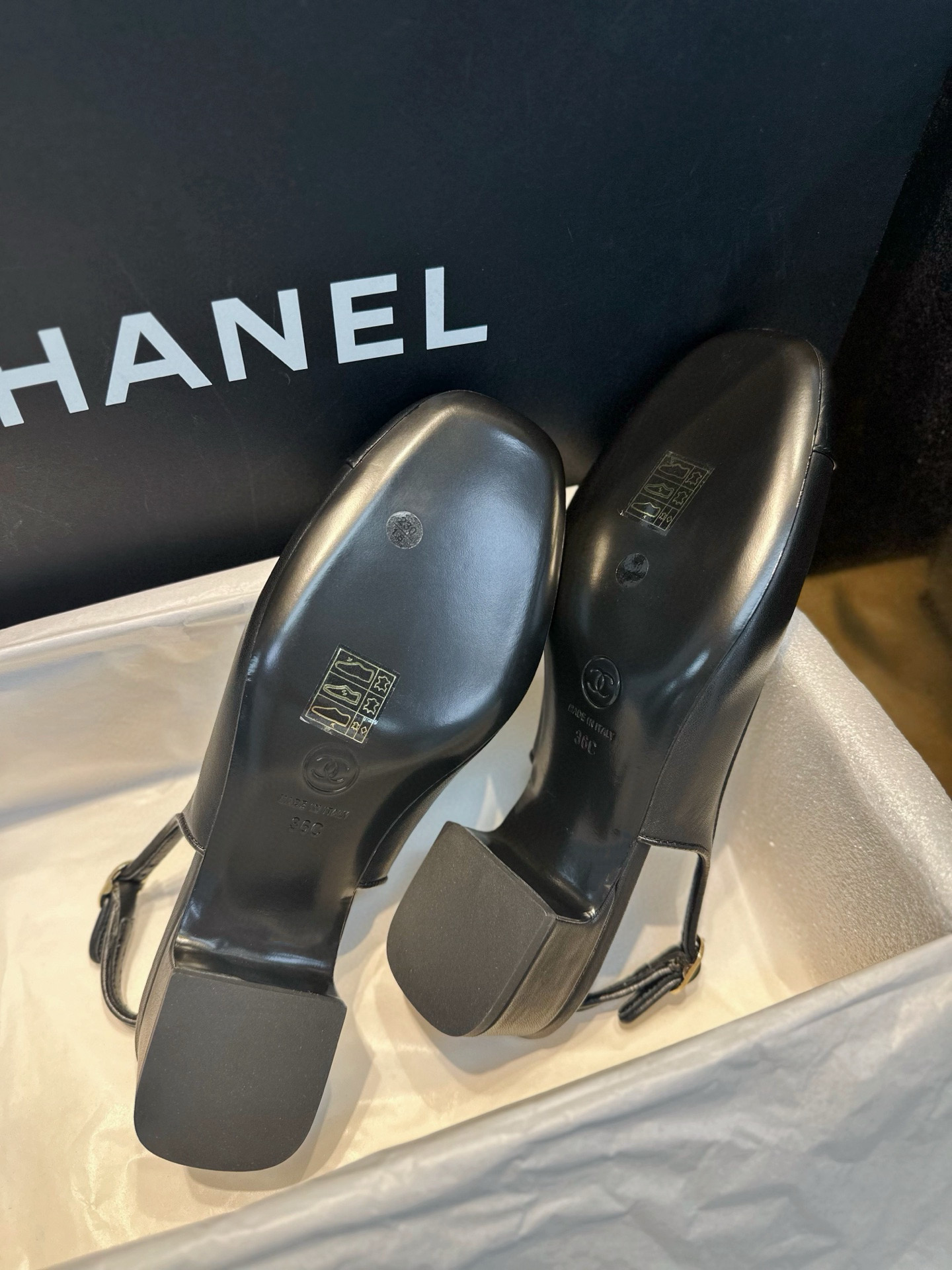 Bagsaaa Ch**el slingback pumps in black leather with a gold-tone CC logo