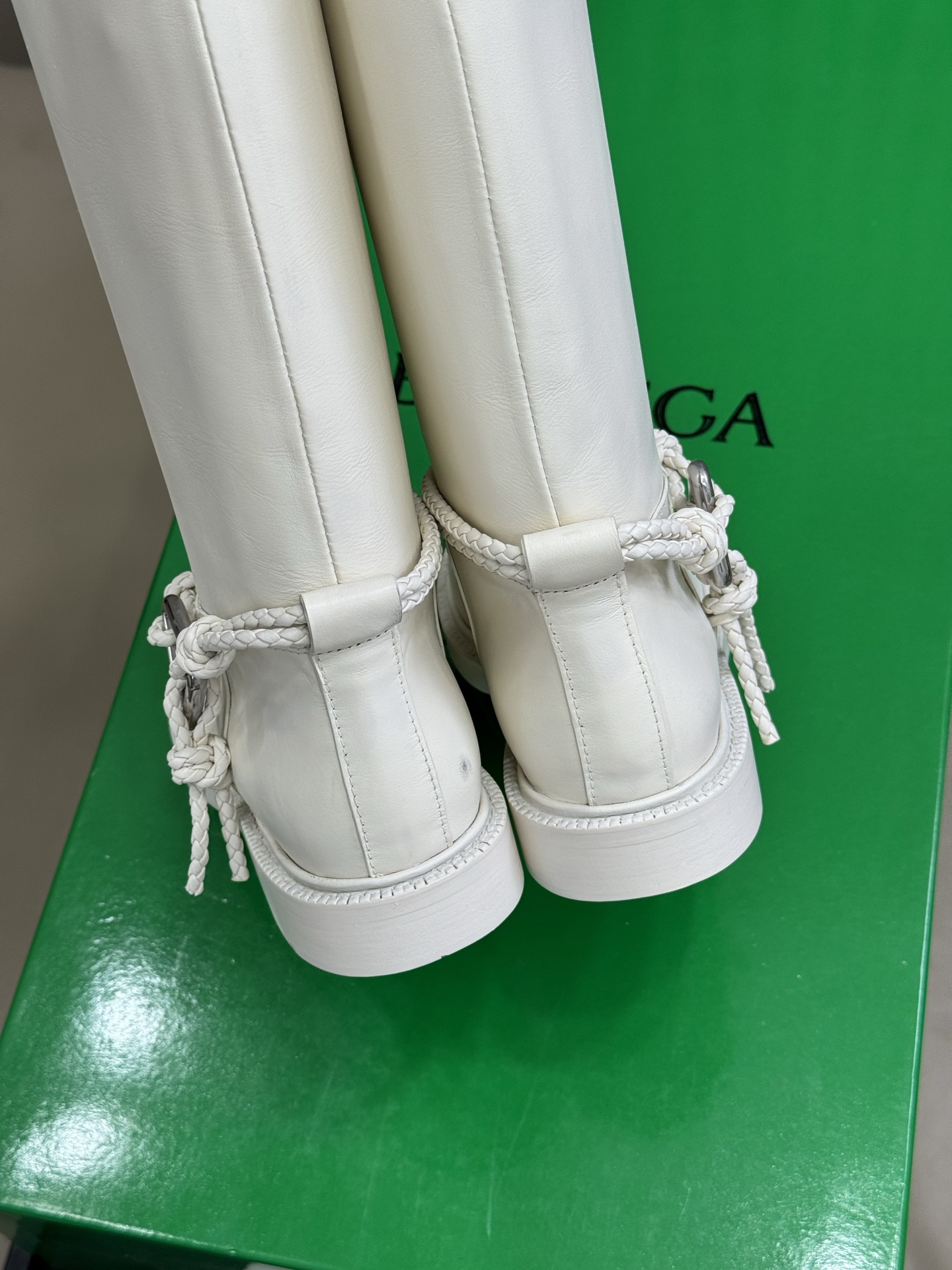 Bagsaaa B0tt*ga Ven*ta knee-high boots white