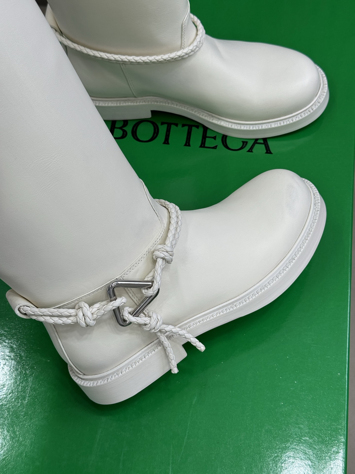 Bagsaaa B0tt*ga Ven*ta knee-high boots white