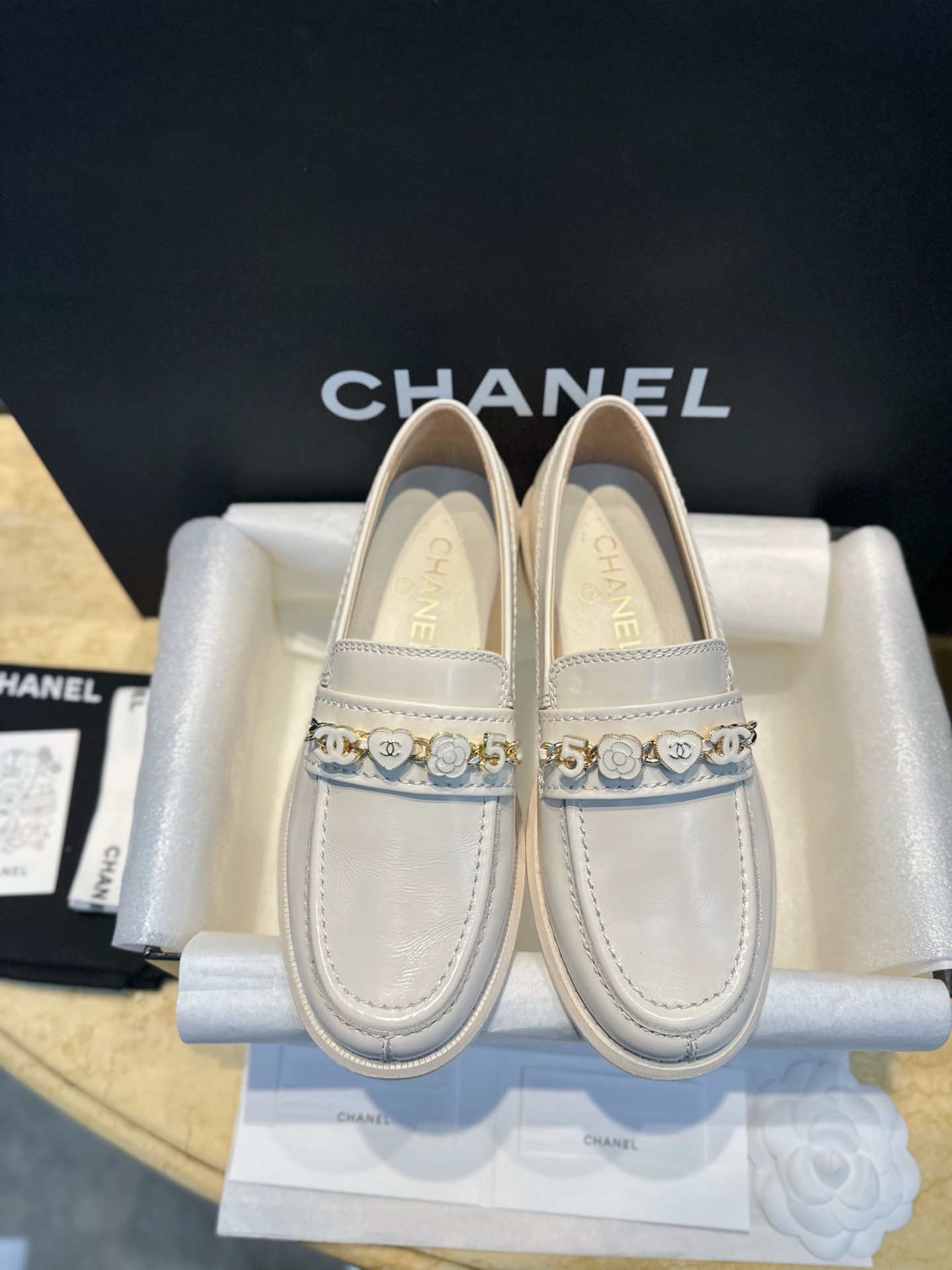 Bagsaaa Ch**el 24A Chain Loafer white