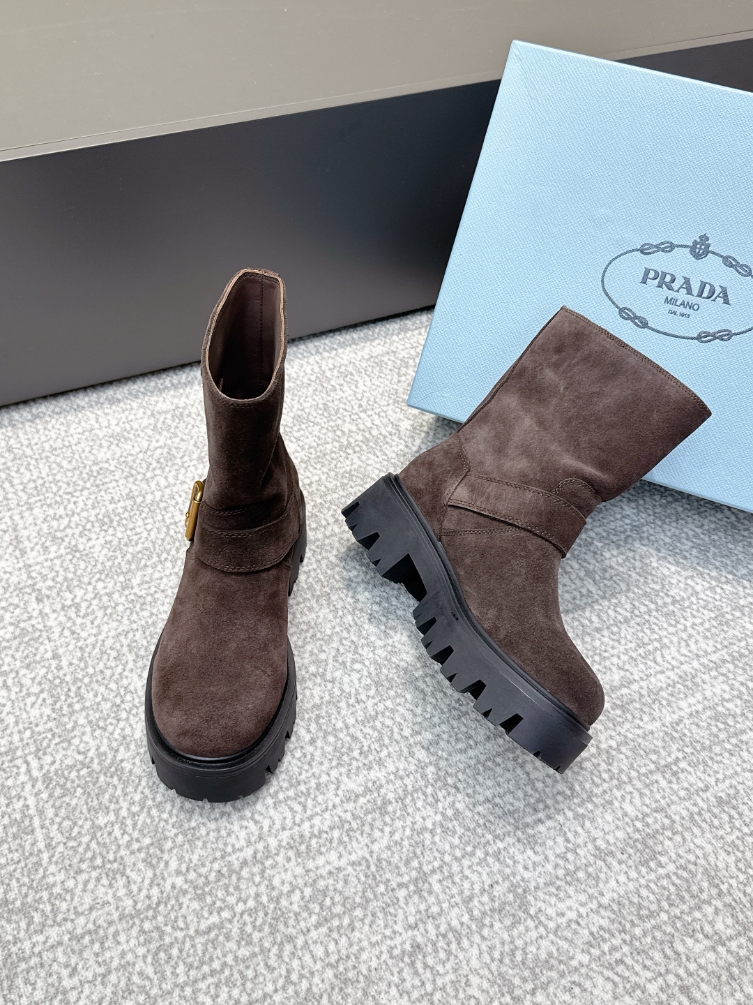 Bagsaaa Pra*a Monolith boots in brown suede