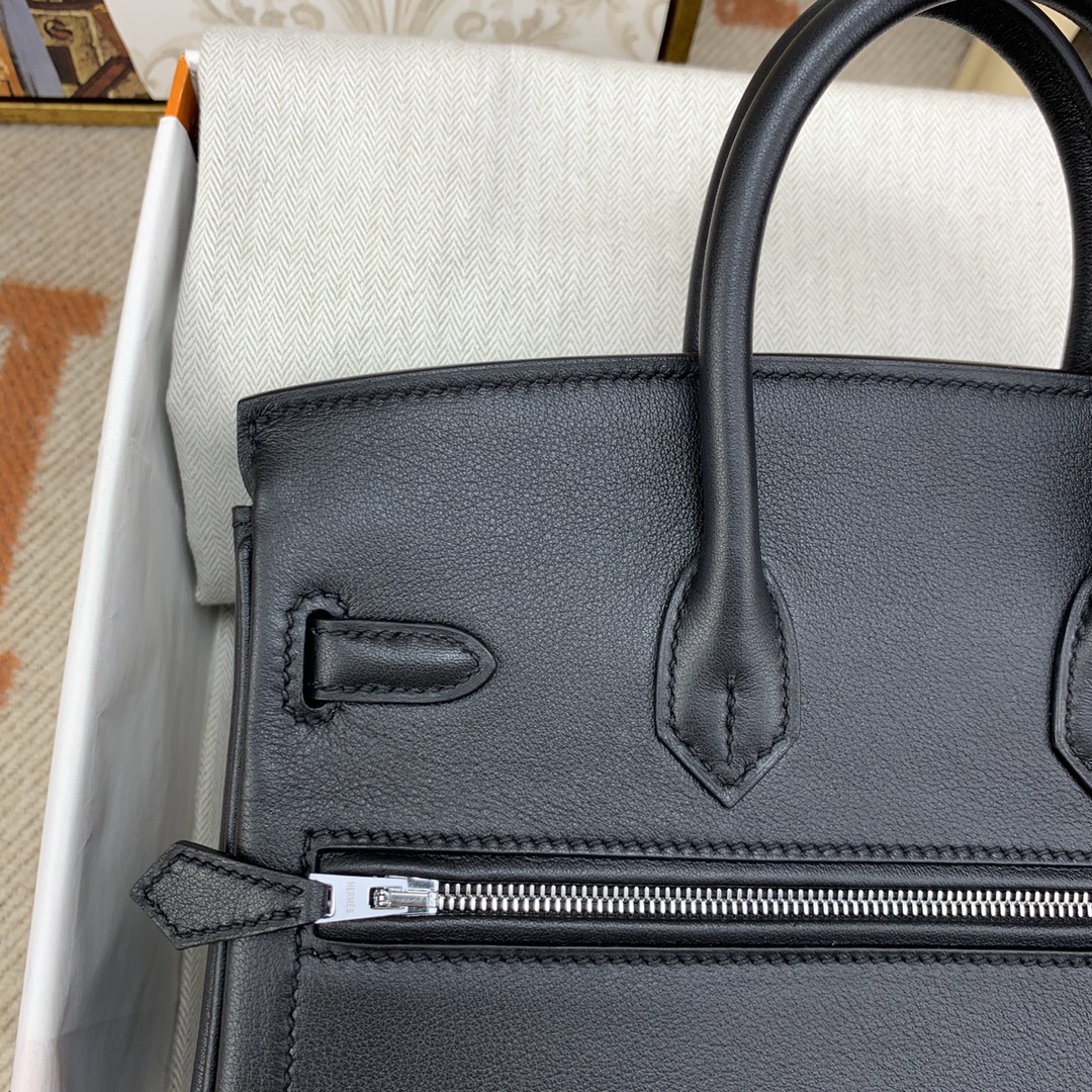 Bagsaaa H**me5 Birkin 25 with Palladium Hardware and a chain detail black