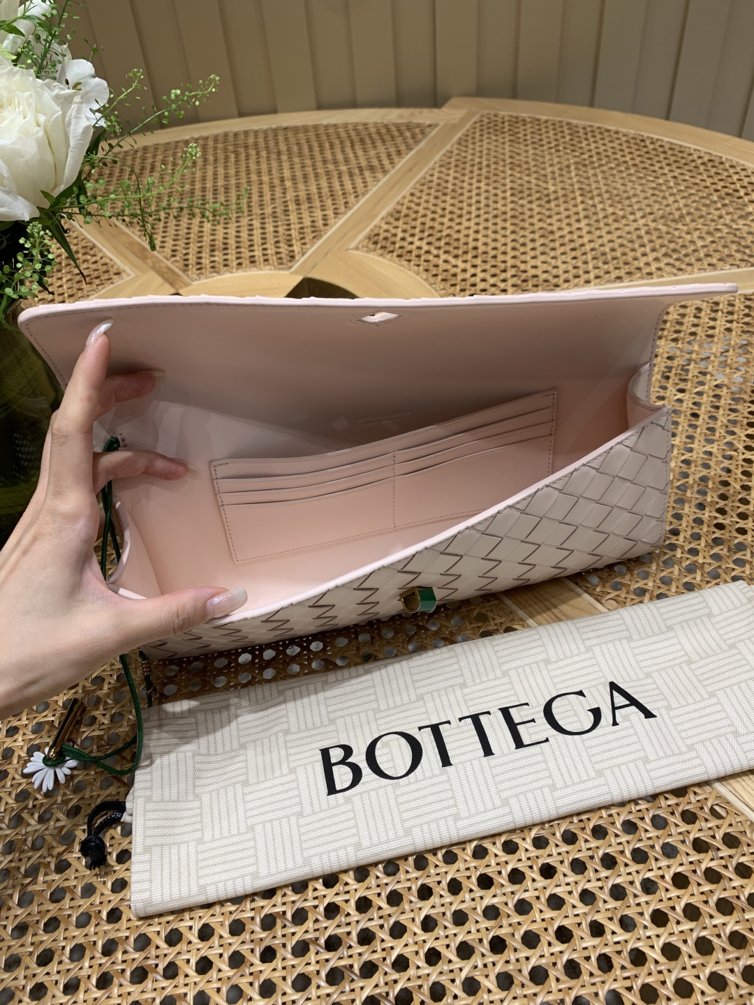 Bagsaaa B0tt*ga Ven*ta Andiamo Clutch Seashell 836810 - 31cm