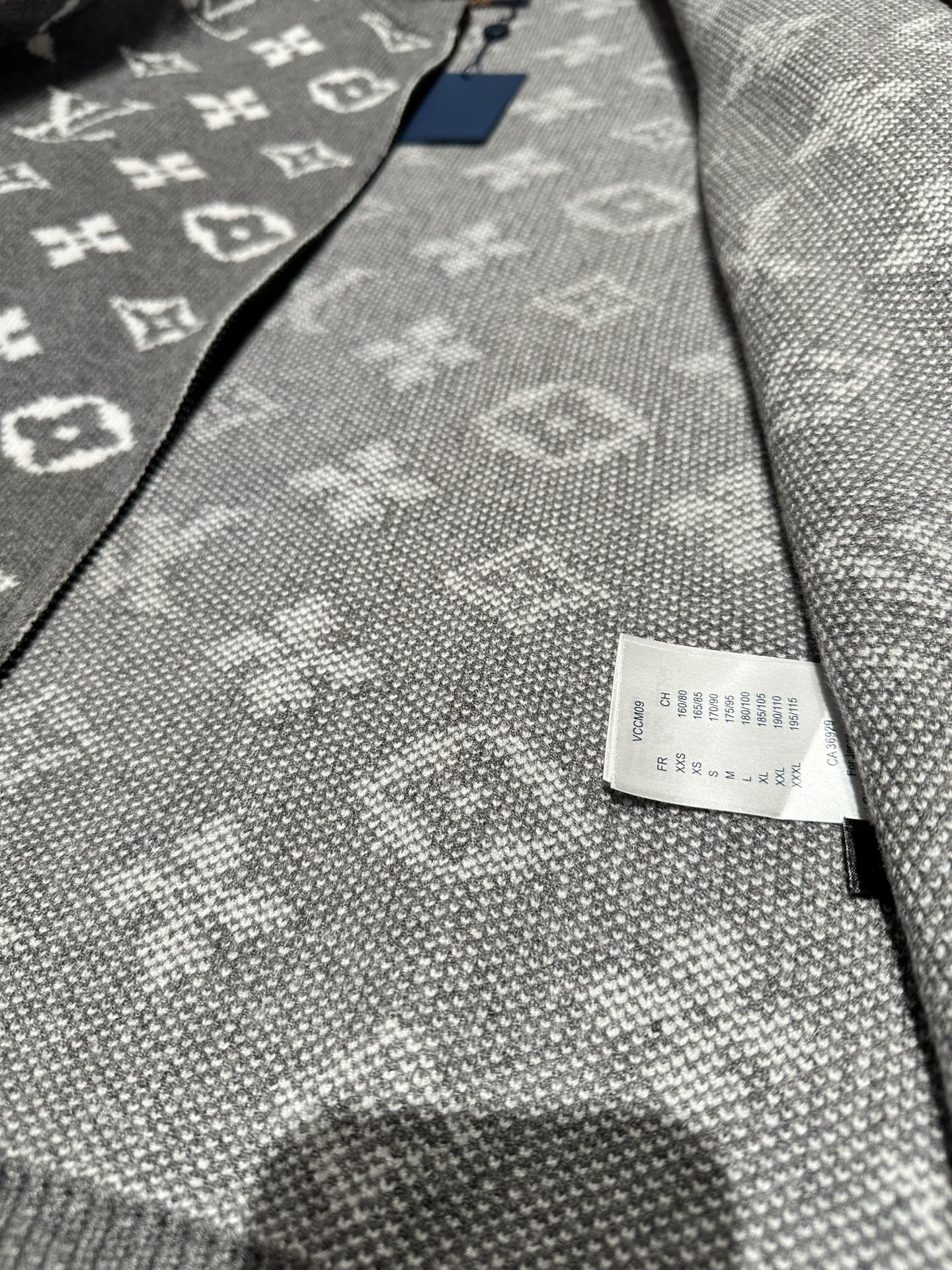 Bagsaaa L0vis Vvtt0n zip-through cardigan with monogram pattern
