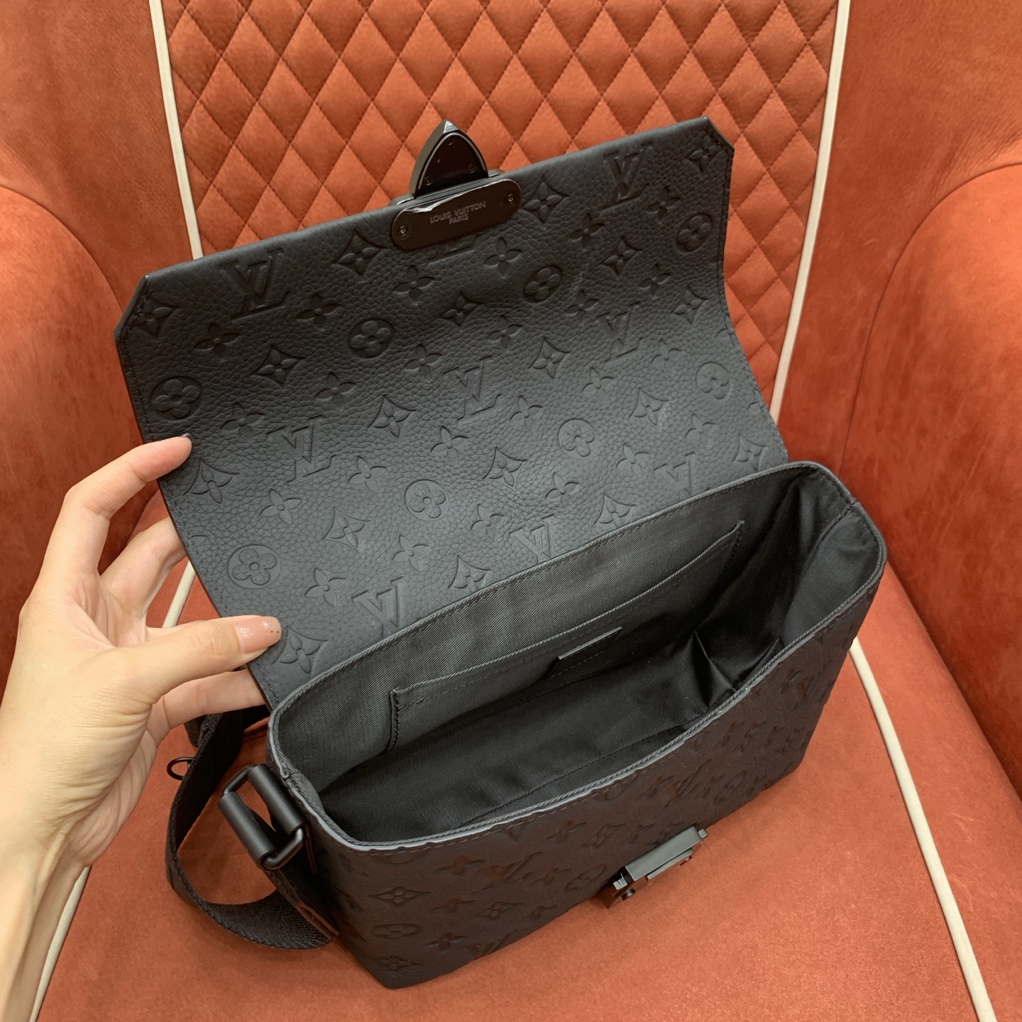 Bagsaaa LV M23741 S-Cape Messenger Taurillon Monogram black - 28cm