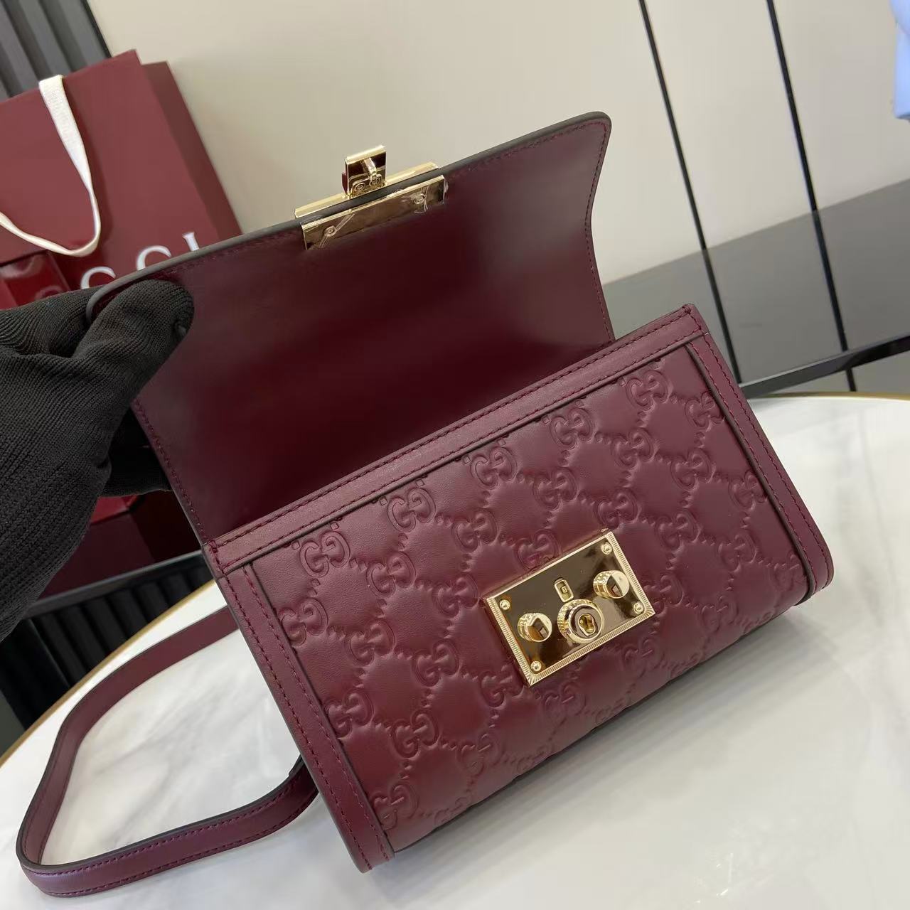 Bagsaaa Gvc*1 Padlock small top handle bag 848884 red - 20cm